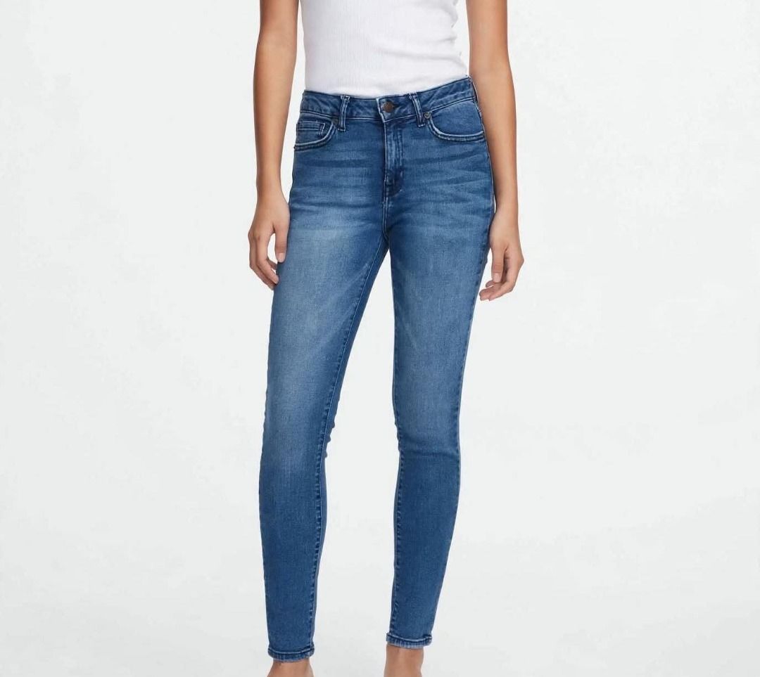 High-Waisted Skinny Jeans#64 (Category: Jeans) located in Caloocan City. Submitted by outfitloop (Listing ID 1461113080, Image 1). Description: - Classic blue skinny jeans - Comfortable denim material - Perfect for everyday wear IMPORTANT: • 1st photo is an AI styling/model preview for reference on how the item may look when worn. • Please refer to the actual photos for the item’s true appearance and condition. • Color may slightly vary due to li