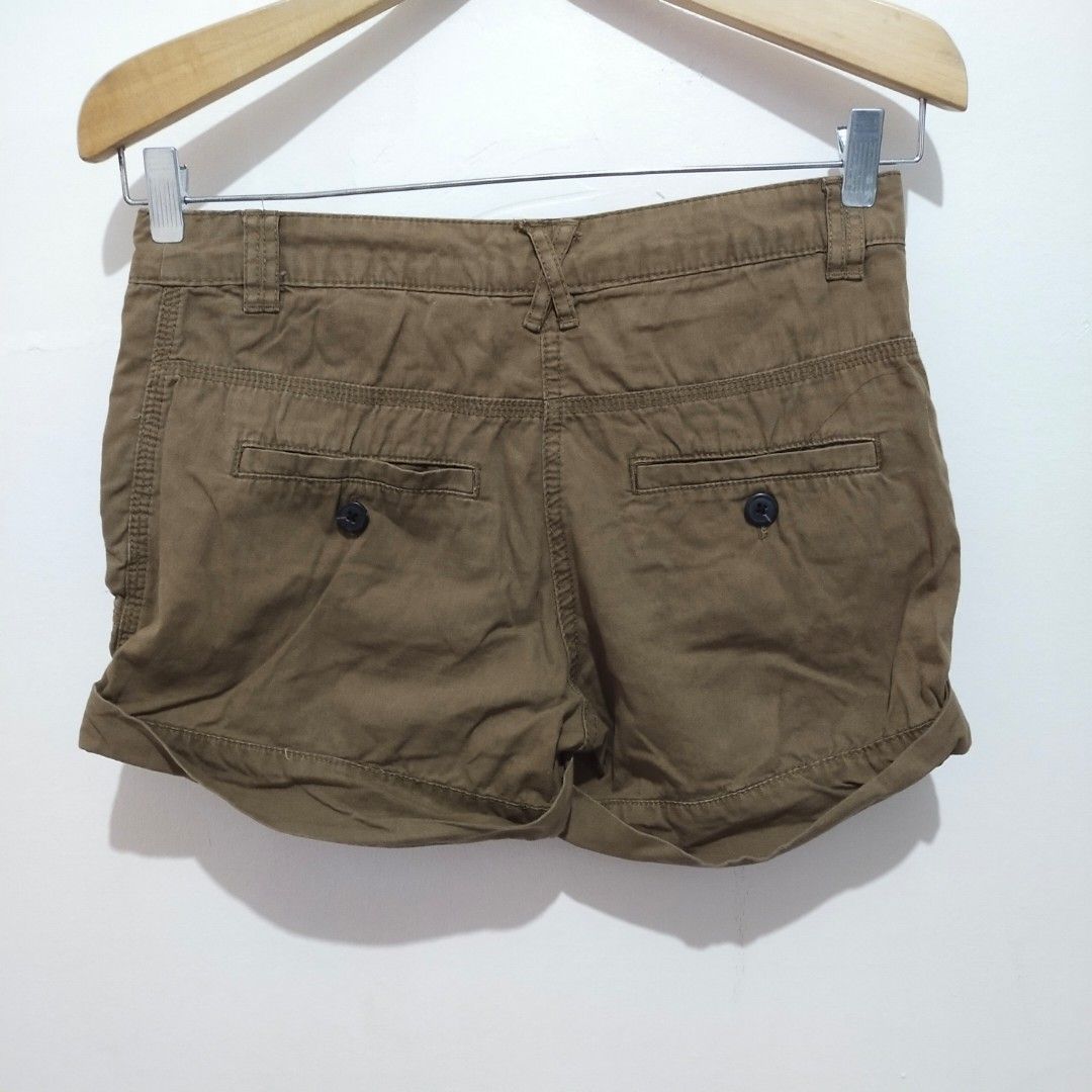 h&m | khaki brown shorts (Category: Shorts) located in Subic. Submitted by mustardt_ (Listing ID 1461009379, Image 2). Description: size: 14.5(29)in x 10.5in code: c669.