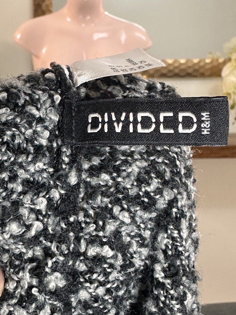 H&M Divided Black & White Speckled Knit Sweater (Category: Longsleeves) located in Balanga. Submitted by amberinesis (Listing ID 1460942674, Image 2). Description: - Cozy knit sweater from H&M Divided - Black and white speckled pattern - Long sleeves and crew neck - Versatile for casual outfits with jeans or skirts.