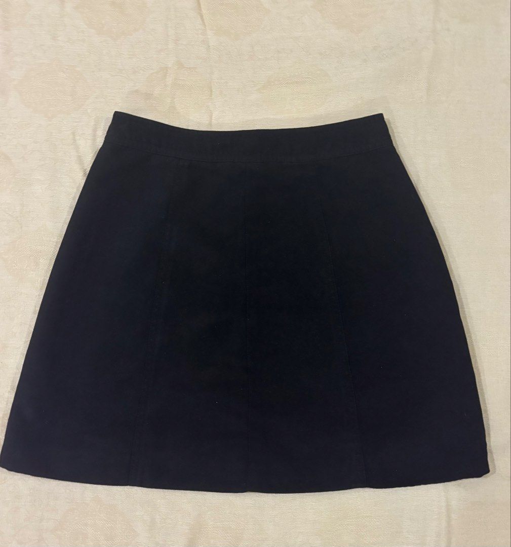 H&M Divided Black Button-Front A-Line Mini Skirt Size 4 (Category: Skirts) located in Makati City. Submitted by secondstory222 (Listing ID 1460987004, Image 2). Description: - Suede black mini skirt from H&M Divided - Button-front detail all the way down - A-line cut - size: US/CA 4.