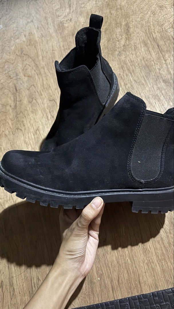 H&M Divided Black Chelsea Boots (Category: Boots) located in Manila. Submitted by peanutvon (Listing ID 1461025791, Image 1). Description: H&M Divided Black Chelsea Boots (EUR 39/US 8). Easy slip-on style, perfect for everyday wear..