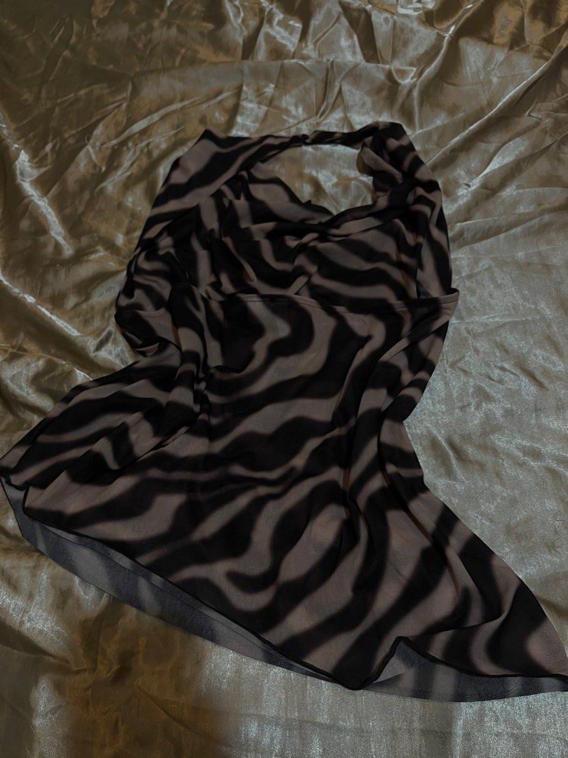 H&M Divided Zebra Print Halter Neck Top Size M (Category: Sleeveless) located in Manila. Submitted by rhian_leighhh (Listing ID 1461113712, Image 2). Description: - H&M Divided zebra print halter neck top - Sheer fabric - Size M - Versatile for layering or wearing alone - Lightweight and flowy design.