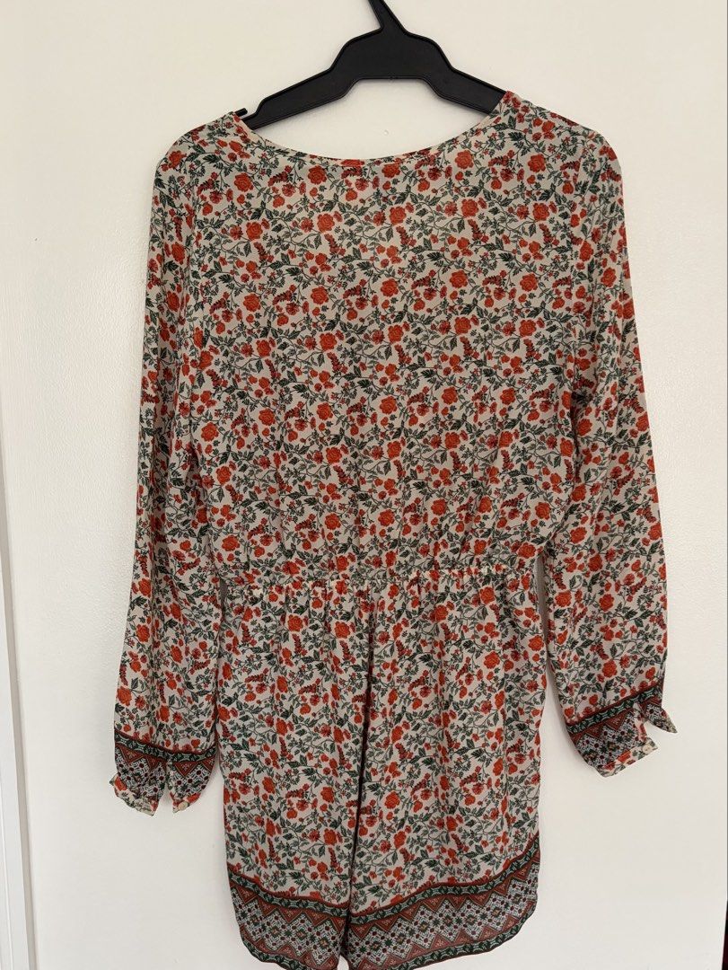 H&M Floral Romper (L / Large) (Category: Rompers) located in Paranaque City. Submitted by bg.vf_ (Listing ID 1460951122, Image 2). Description: 💌 Size: L / EUR 38 / US 8 💌 SHIPPING & PAYMENT * Delivery: Grab only (Buyer shoulders the shipping fee) * Meet-up: Possible if you buy two or more items. Locations: * Pergola BF Homes * Alabang Town Center * Payment via GCash / Bank Transfer 💌 *Pre-loved/Used unless stated otherwise. Please manage your