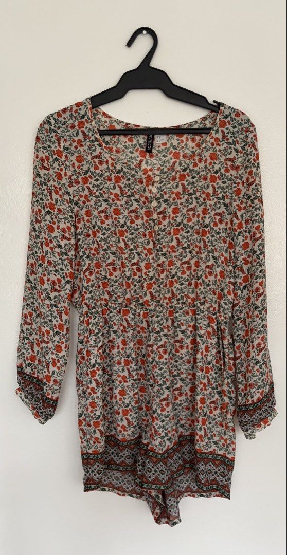 H&M Floral Romper (L / Large) (Category: Rompers) located in Paranaque City. Submitted by bg.vf_ (Listing ID 1460951122, Image 1). Description: 💌 Size: L / EUR 38 / US 8 💌 SHIPPING & PAYMENT * Delivery: Grab only (Buyer shoulders the shipping fee) * Meet-up: Possible if you buy two or more items. Locations: * Pergola BF Homes * Alabang Town Center * Payment via GCash / Bank Transfer 💌 *Pre-loved/Used unless stated otherwise. Please manage your
