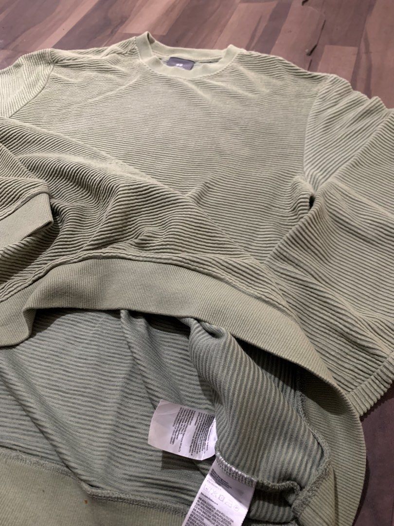 HM green crewneck sweatshirt (Category: Coats, Jackets and Outerwear) located in Manila. Submitted by marvzz088 (Listing ID 1460963696, Image 3). Description: .