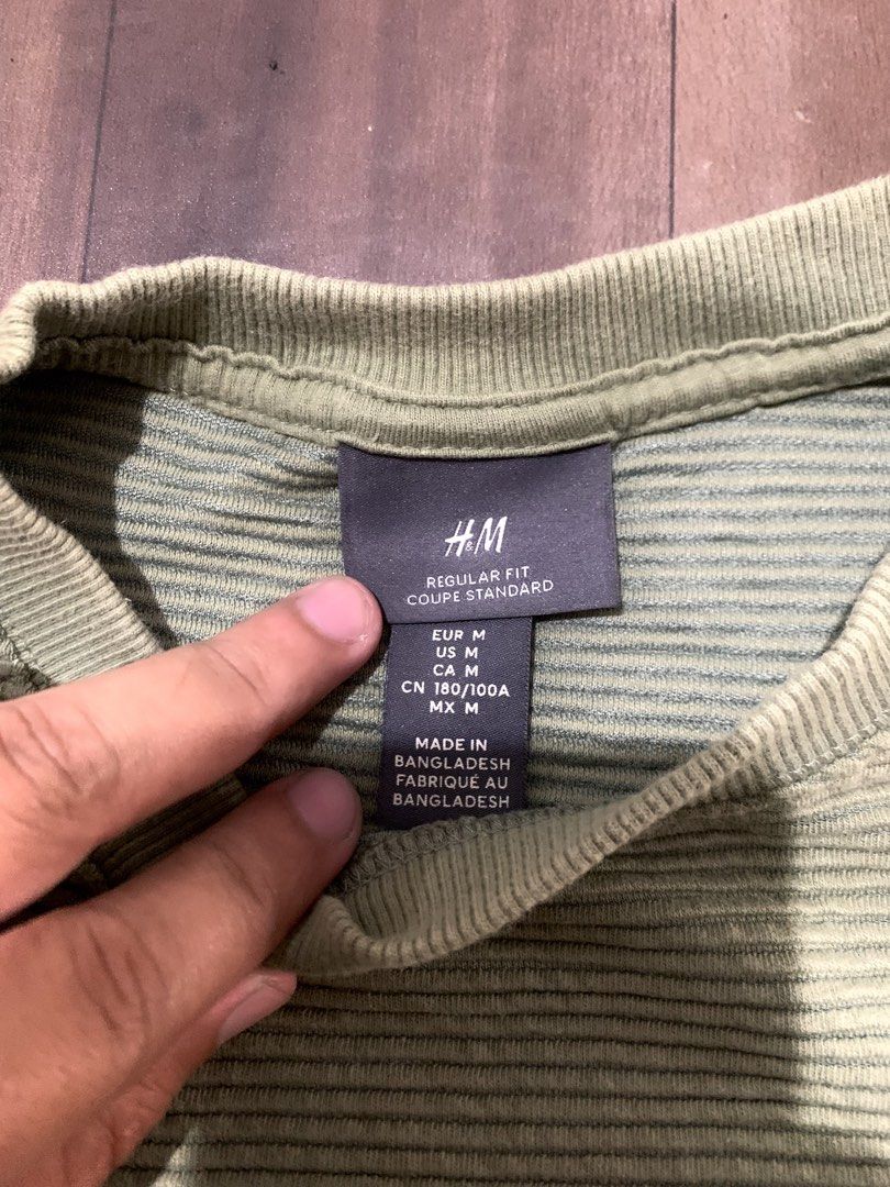 HM green crewneck sweatshirt (Category: Coats, Jackets and Outerwear) located in Manila. Submitted by marvzz088 (Listing ID 1460963696, Image 2). Description: .