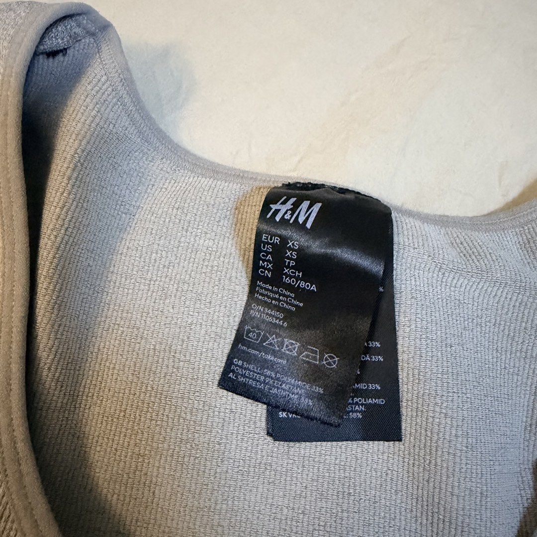 H&M Grey Ribbed Long Sleeve Crop Top (Category: Longsleeves) located in Manila. Submitted by annedecluttersqc (Listing ID 1461066227, Image 2). Description: Xs-semi med ✨.