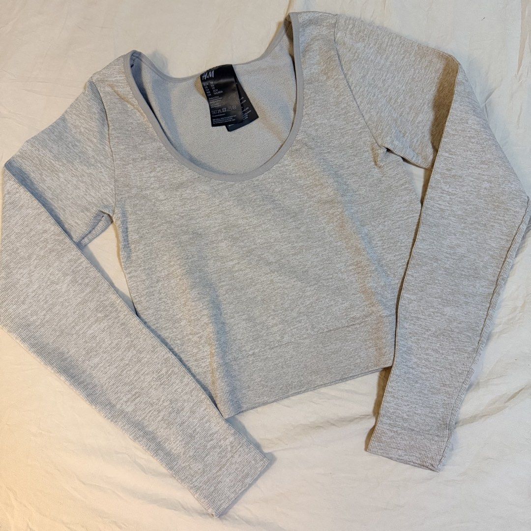 H&M Grey Ribbed Long Sleeve Crop Top (Category: Longsleeves) located in Manila. Submitted by annedecluttersqc (Listing ID 1461066227, Image 1). Description: Xs-semi med ✨.
