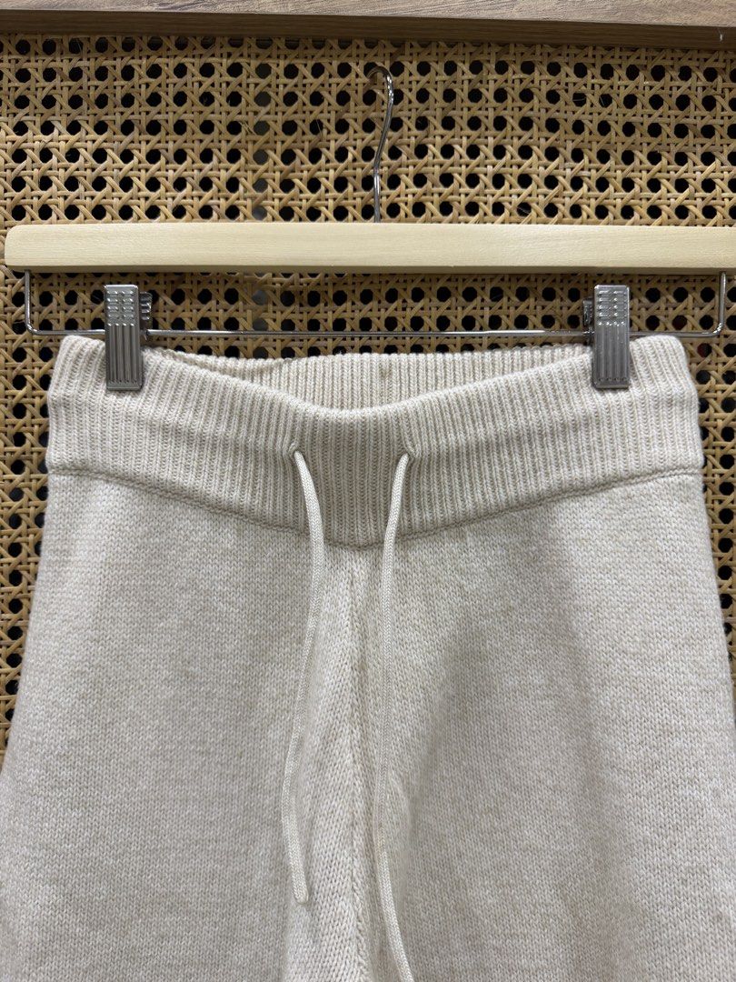H&M Knit Joggers (Category: Undergarments & Loungewear) located in Pasig City. Submitted by jgbeautique (Listing ID 1460986722, Image 3). Description: Seldom used coz it was too small on the waist RFS: doesnt fit anymore.
