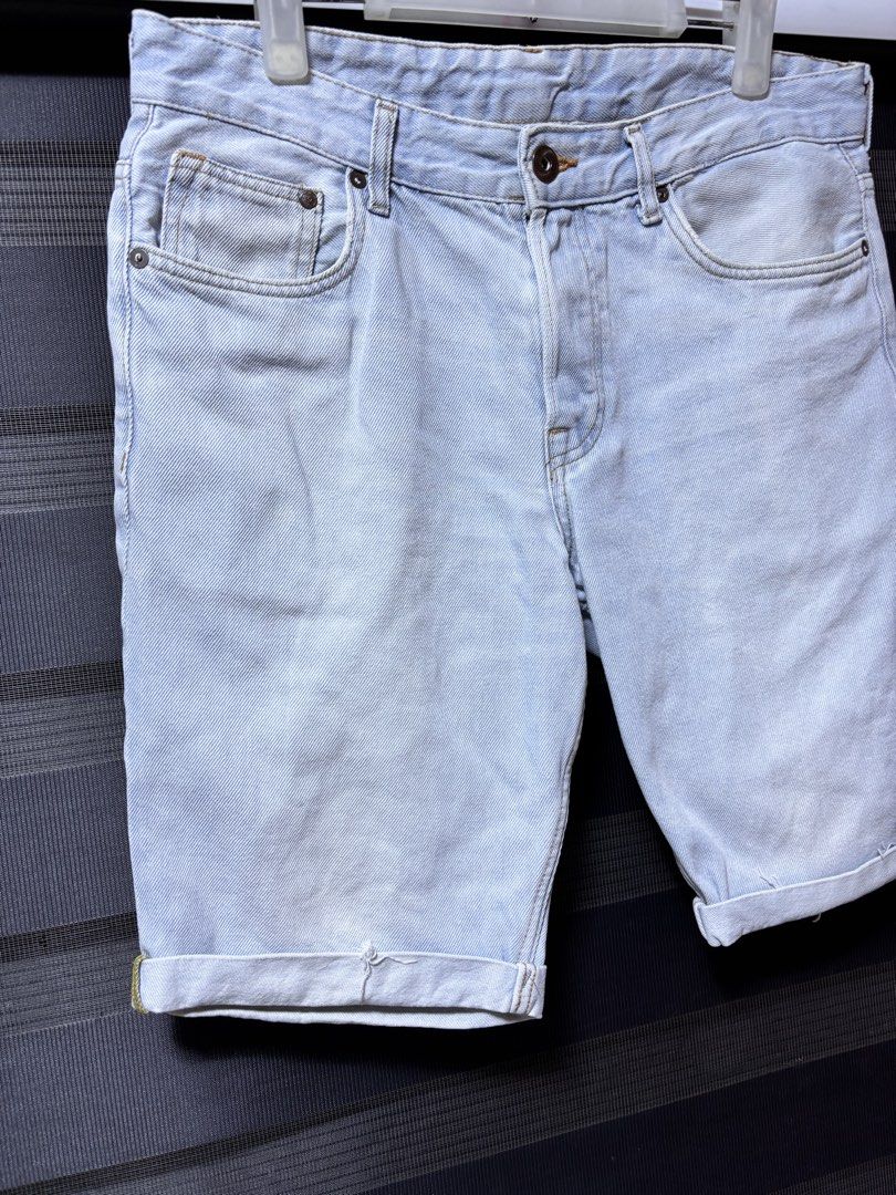 H&M Light Wash Denim Shorts (Category: Shorts) located in Pasig City. Submitted by abogadosupremo (Listing ID 1461020520, Image 3). Description: - Brand: H&M - Style: Light wash denim shorts - Pockets: Classic five-pocket styling - Details: Zipper accents on cuffs - Occasion: Casual wear, warm weather - Styling: Easy to pair with t-shirts or tank tops - 100% Legit and Authentic - Very Good Condition - Color may vary due to lighting - No issue at 
