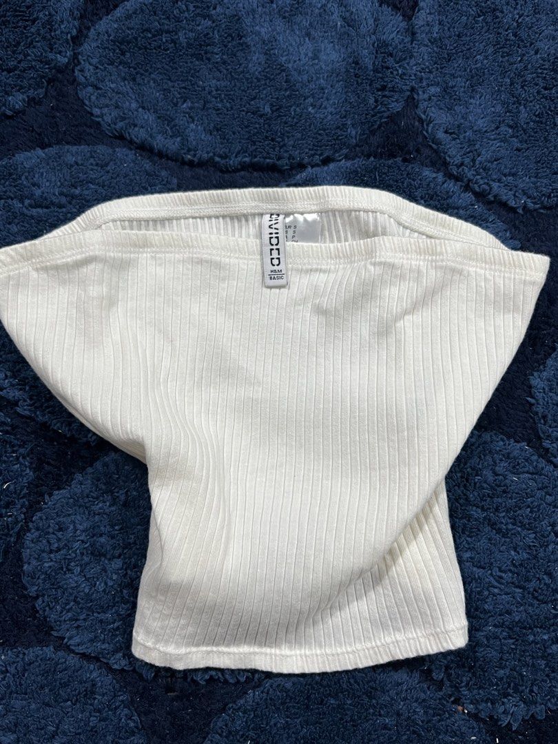 H&M Ribbed White Tube Top (Category: Sleeveless) located in Abucay. Submitted by pmuffy24 (Listing ID 1461101809, Image 1). Description: - White ribbed tube top from H&M - Stretchy material for a comfortable fit - Perfect for pairing with shorts or skirts - Ideal for casual outings or dressing up - A versatile staple for any wardrobe.