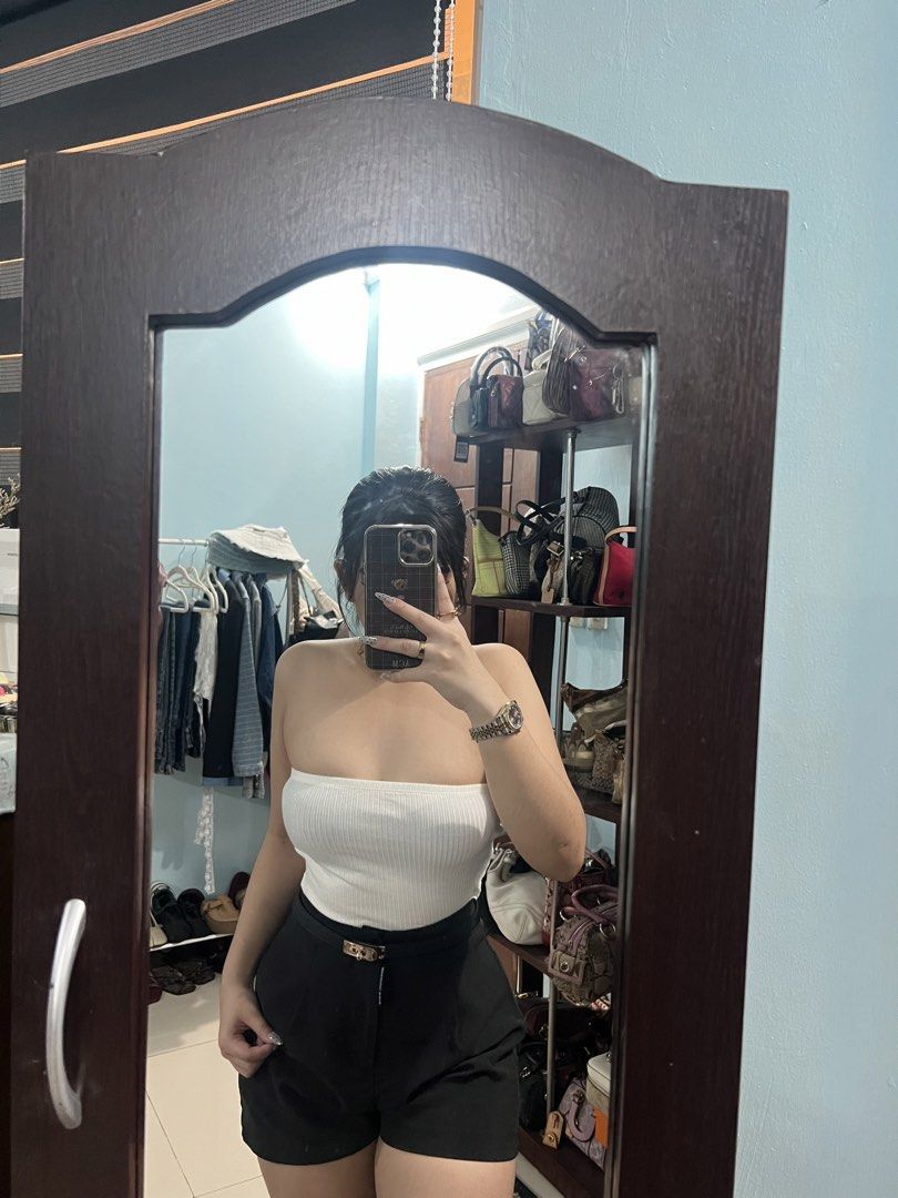 H&M Ribbed White Tube Top (Category: Sleeveless) located in Abucay. Submitted by pmuffy24 (Listing ID 1461101809, Image 2). Description: - White ribbed tube top from H&M - Stretchy material for a comfortable fit - Perfect for pairing with shorts or skirts - Ideal for casual outings or dressing up - A versatile staple for any wardrobe.
