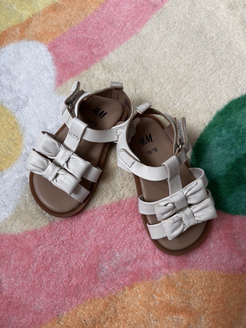 H&M White Bow Sandals Size 18/19 (Category: Babies & Kids Fashion) located in Taguig. Submitted by mikaellieee_ (Listing ID 1460976080, Image 1). Description: - with minor scratches - Size 18/19.