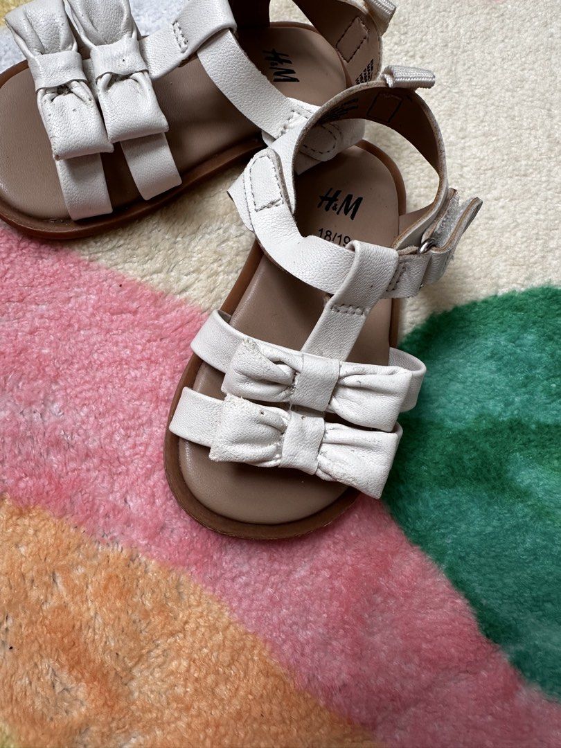 H&M White Bow Sandals Size 18/19 (Category: Babies & Kids Fashion) located in Taguig. Submitted by mikaellieee_ (Listing ID 1460976080, Image 3). Description: - with minor scratches - Size 18/19.