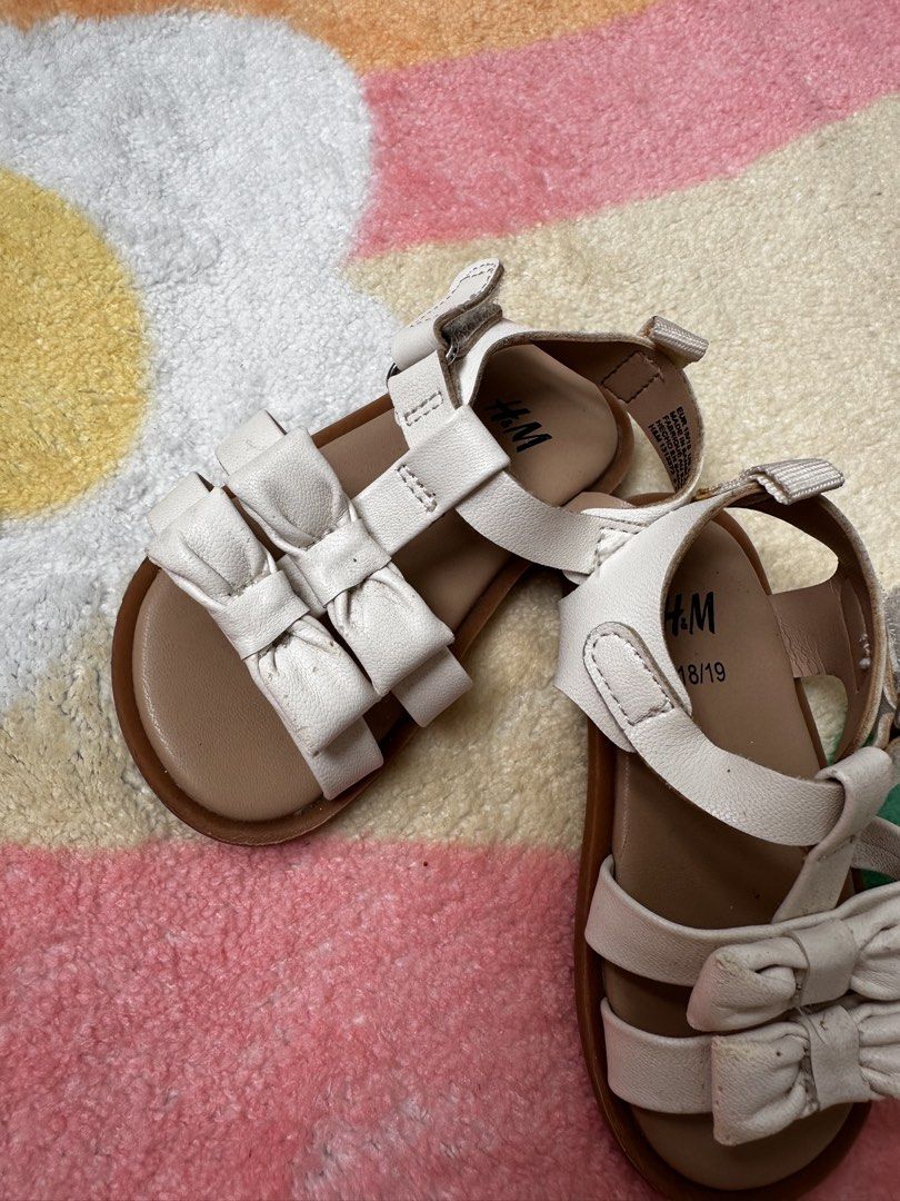H&M White Bow Sandals Size 18/19 (Category: Babies & Kids Fashion) located in Taguig. Submitted by mikaellieee_ (Listing ID 1460976080, Image 2). Description: - with minor scratches - Size 18/19.