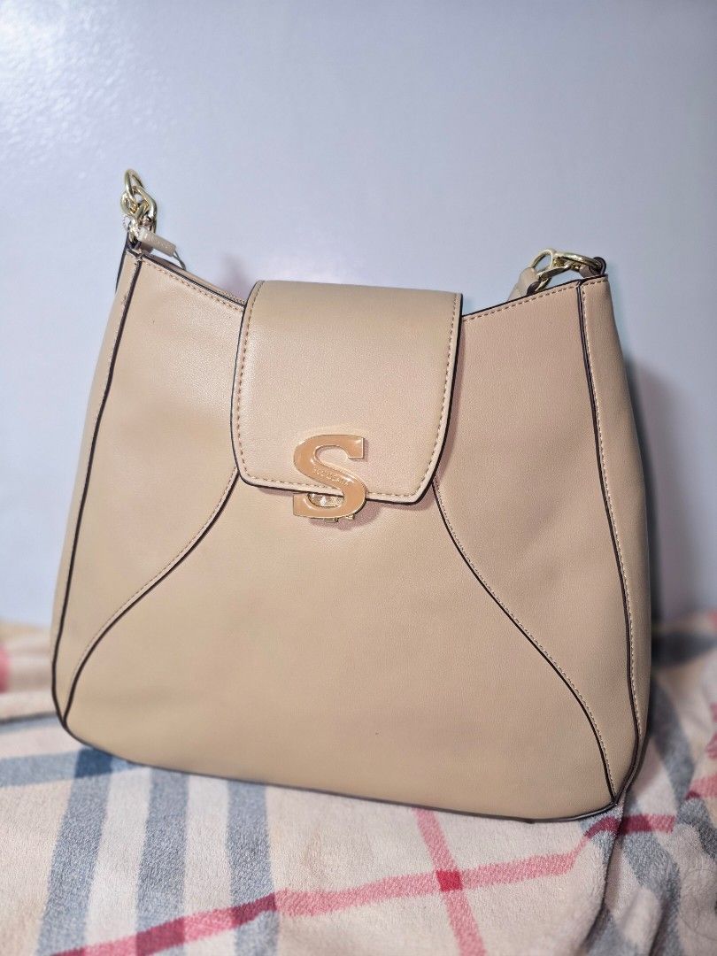 Hobo bag (Category: Shoulder Bags) located in Manila. Submitted by chubbychic553 (Listing ID 1461028833, Image 1). Description: BRAND NEW HAVEN'T USED IT Brand: Secosana color: beige hobo bag PU leather Php 700 rfs: decluttering i don't have space anymore location Tayuman Manila shipping via j&t, lbc, or lalamove no cod no cop mode of payment bdo paymaya gcash .
