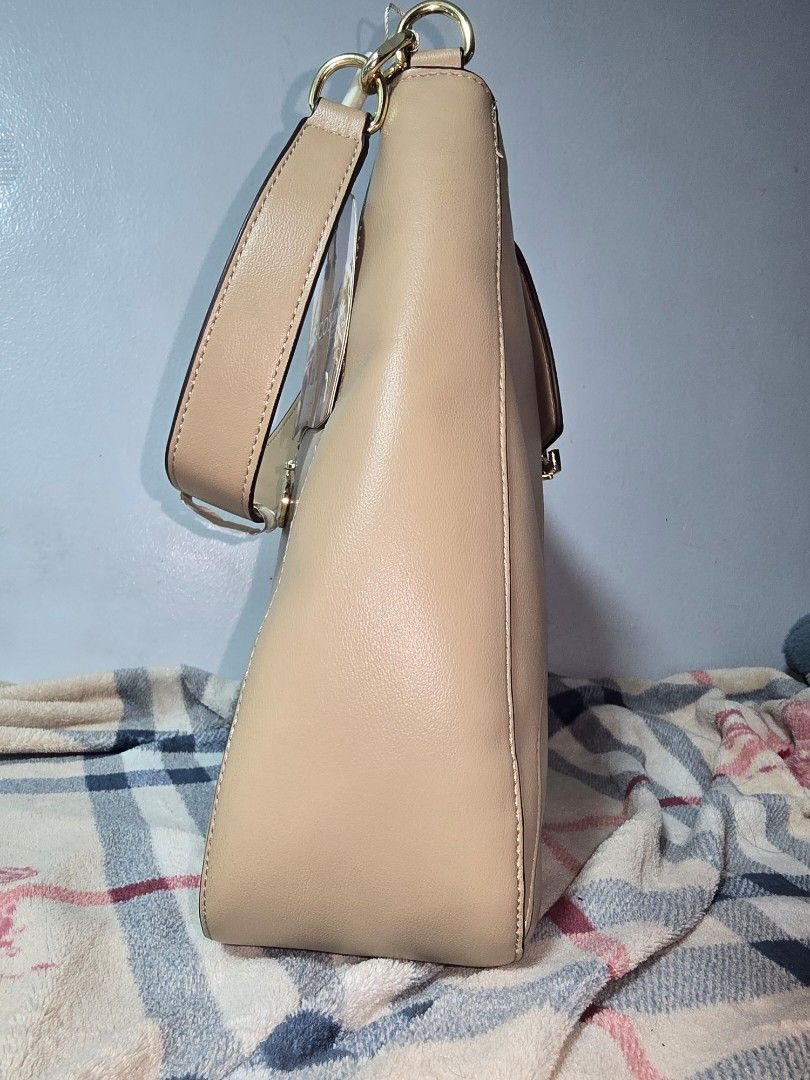 Hobo bag (Category: Shoulder Bags) located in Manila. Submitted by chubbychic553 (Listing ID 1461028833, Image 2). Description: BRAND NEW HAVEN'T USED IT Brand: Secosana color: beige hobo bag PU leather Php 700 rfs: decluttering i don't have space anymore location Tayuman Manila shipping via j&t, lbc, or lalamove no cod no cop mode of payment bdo paymaya gcash .