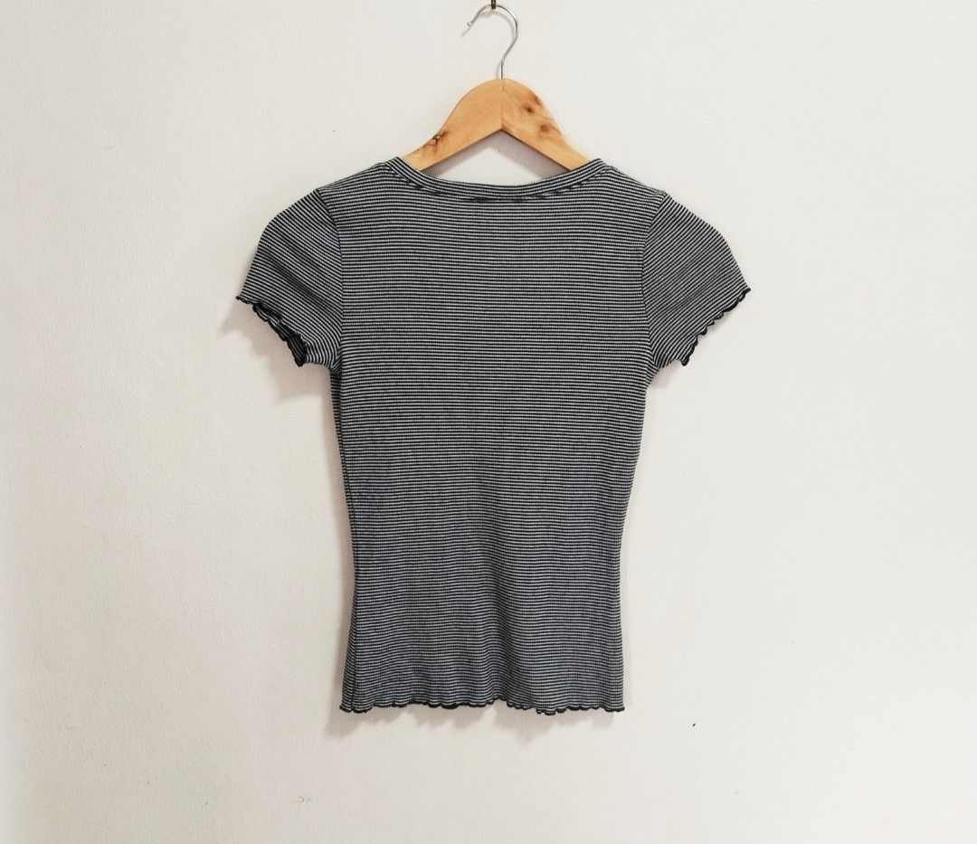Hollister Henley Top (Category: Shirts) located in Pateros City. Submitted by blashjunks.y2k (Listing ID 1460926775, Image 2). Description: HOLLISTER HENLEY TOP SIZE XS 450PHP MSG US.