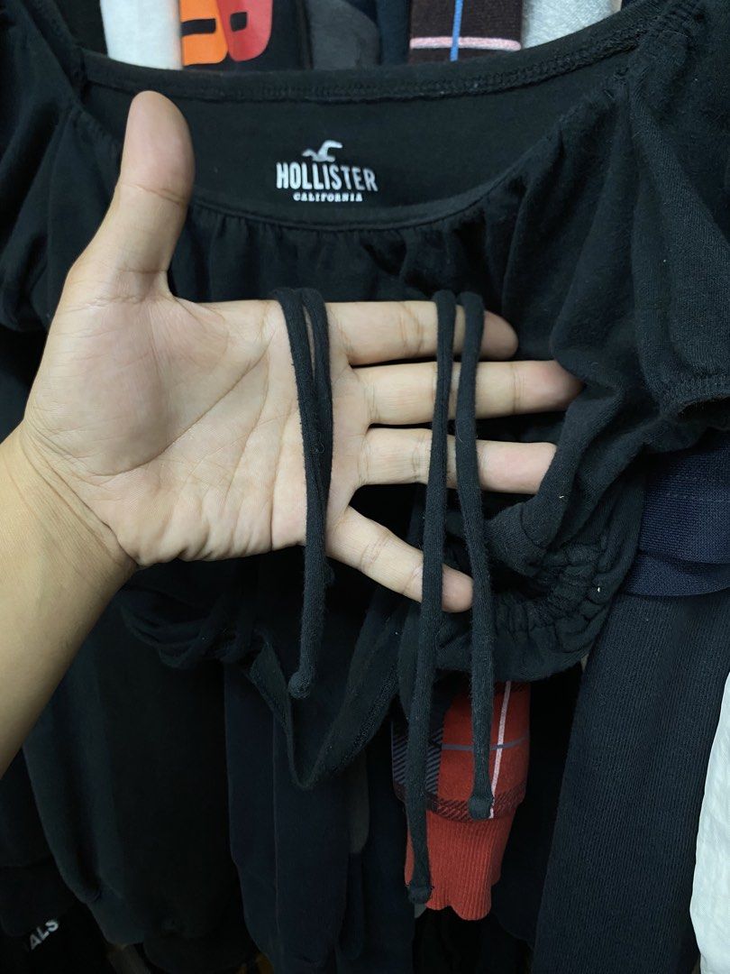 Hollister puff sleeve crop top (Category: Activewear) located in Manila. Submitted by freshfindresale (Listing ID 1461066221, Image 3). Description: Mine: 299 H*llistër puff-sleeve crop top Small-Medium Excellent condition No issue.
