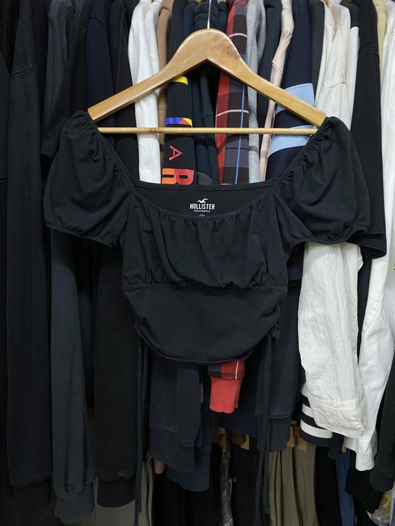 Hollister puff sleeve crop top (Category: Activewear) located in Manila. Submitted by freshfindresale (Listing ID 1461066221, Image 1). Description: Mine: 299 H*llistër puff-sleeve crop top Small-Medium Excellent condition No issue.