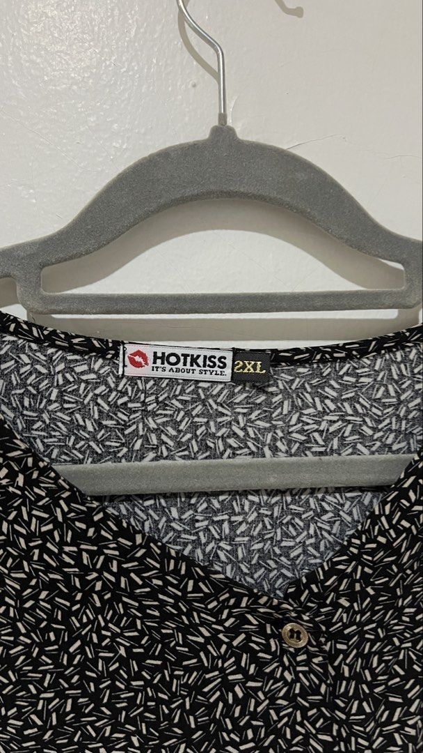 Hotkiss printed top (Category: Blouses) located in Cebu City. Submitted by fromreggg (Listing ID 1461074912, Image 3). Description: Hotkiss 3/4 blouse 2XL on tag but fits M-XL Used only once P200.