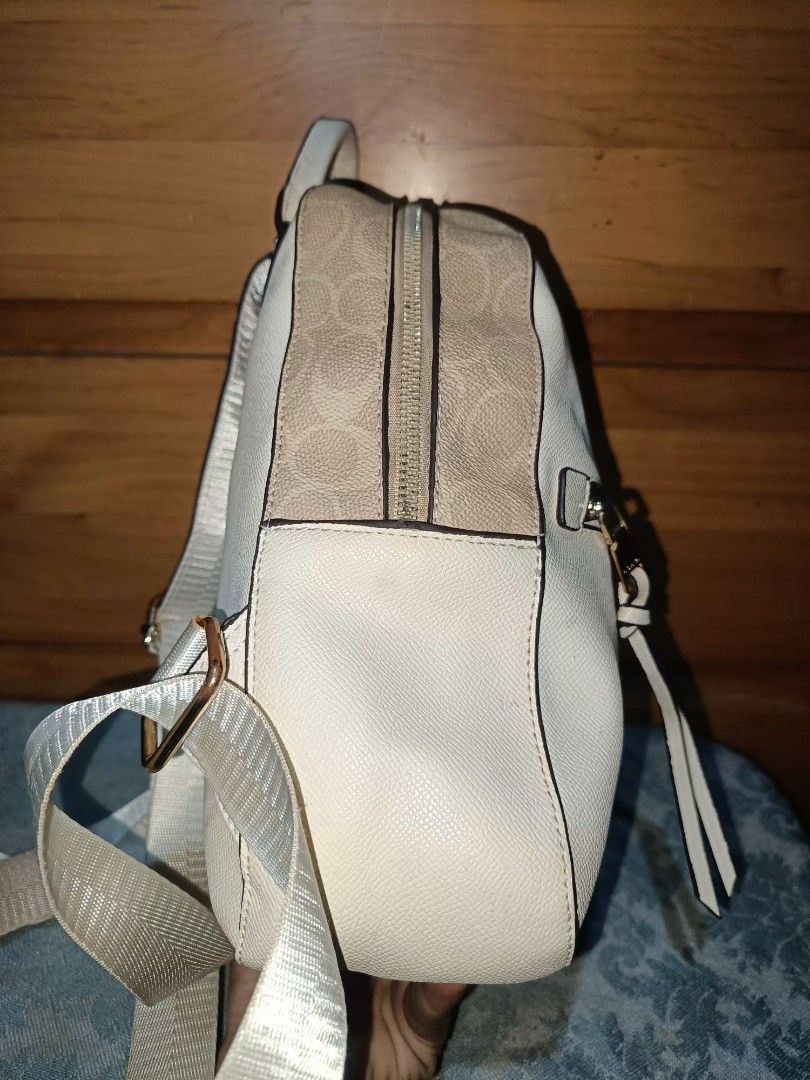 HowrU BackPack (Category: Backpacks) located in Baguio. Submitted by roselleshiddentreasures13384 (Listing ID 1460939050, Image 3). Description: 🌸Safiano Leather Material 🌸No Major Issue 🌸Normal Signs Of Use Only 📏Small Size 🖼️Check All Photos For Other Details 🌸Limit Your Expectation The Item Is Preloved From Ukay ❌No Return No Exchange. ❗.