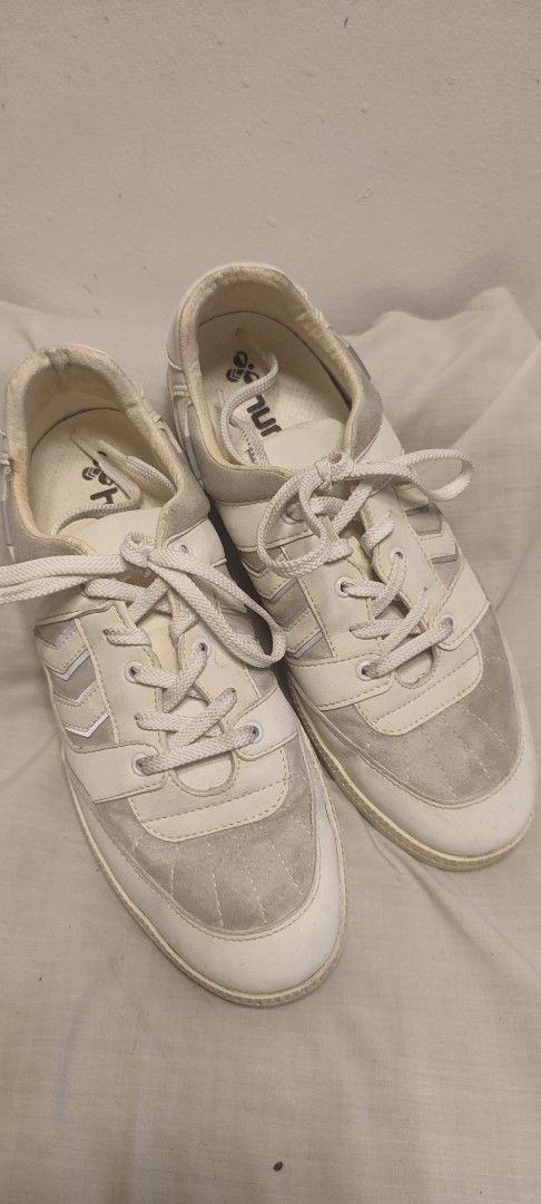 Hummel White & Grey Sneakers (Category: Sneakers) located in Manila. Submitted by thea.magz (Listing ID 1461010268, Image 1). Description: - Classic white and grey Hummel low-top sneakers - Lace-up closure for a secure fit - Hummel bee logo featured on the tongue and heel - Perfect for everyday casual wear - Shows some signs of wear on the toe box and soles RFS: Decluttering Shipping c/o buyer.