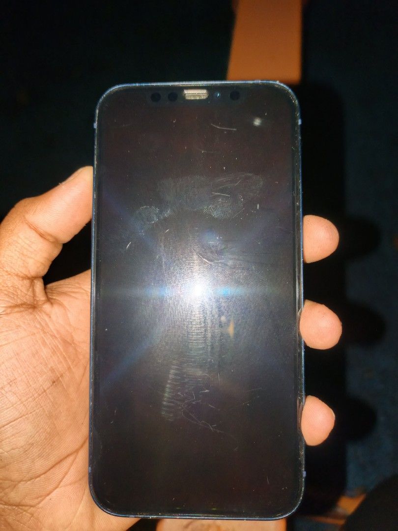 Ip 12 basic (Category: iPhone 12 Series) located in Kuala Lumpur. Submitted by gentlegem-a400 (Listing ID 1460982477, Image 2). Description: ip 12 256 gb, nak juai 800 condition 7/10 b3 pernah tukar pakai b3 biasa ja, area padang serai dan berdekatan.