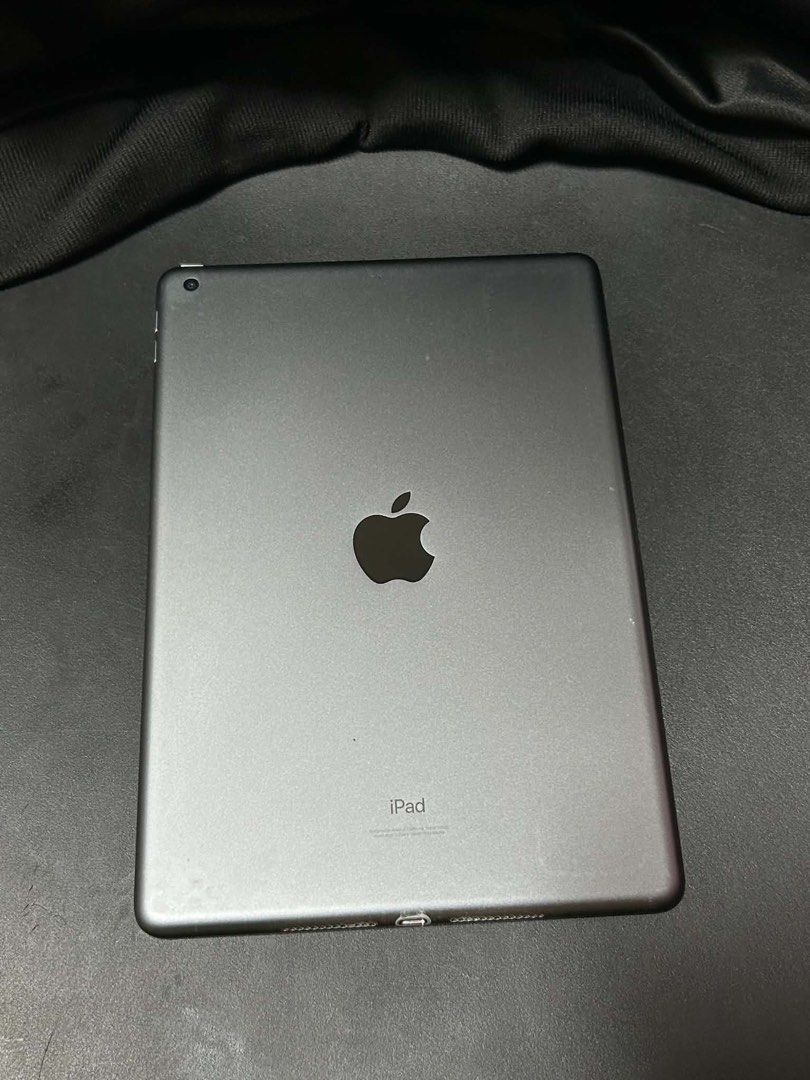 ipad 9th Gen (Category: iPad) located in Quezon City. Submitted by elaky (Listing ID 1461068334, Image 1). Description: iPad 9th Gen !2nd Hand! -Space Gray -64GB -Working fingerprint -Wifi -No history of repair -With Box -iPadOS 18.7.7 -free cases inclusions Issues: Dents and scratches.