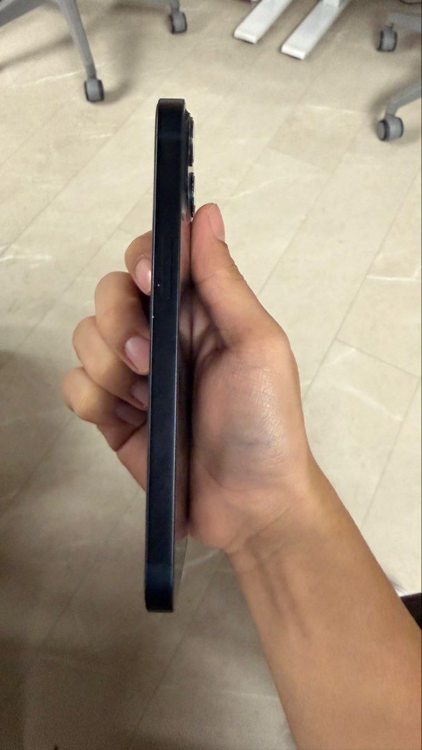 Iphone 13 (Category: iPhone 13 Series) located in Manila. Submitted by helloitsrv (Listing ID 1460951406, Image 3). Description: - iPhone 13 - Color: Midnight - Storage: 128GB - Battery Health: 75% - Includes: UGREEN Charger - All original parts - RFS: upgrade - Meetups available in Bonifacio Global City (BGC), Taguig..