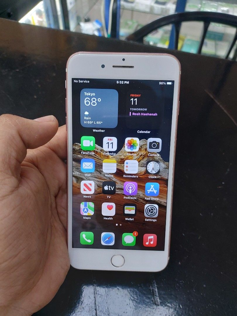 Iphone 7 Plus 128 Gb (Category: iPhone 7 Series) located in Manila. Submitted by kenriosy (Listing ID 1461012899, Image 1). Description: . 128 lang kasi option sa listing any sim working fingerprint 100bh issue is yung silent switch..