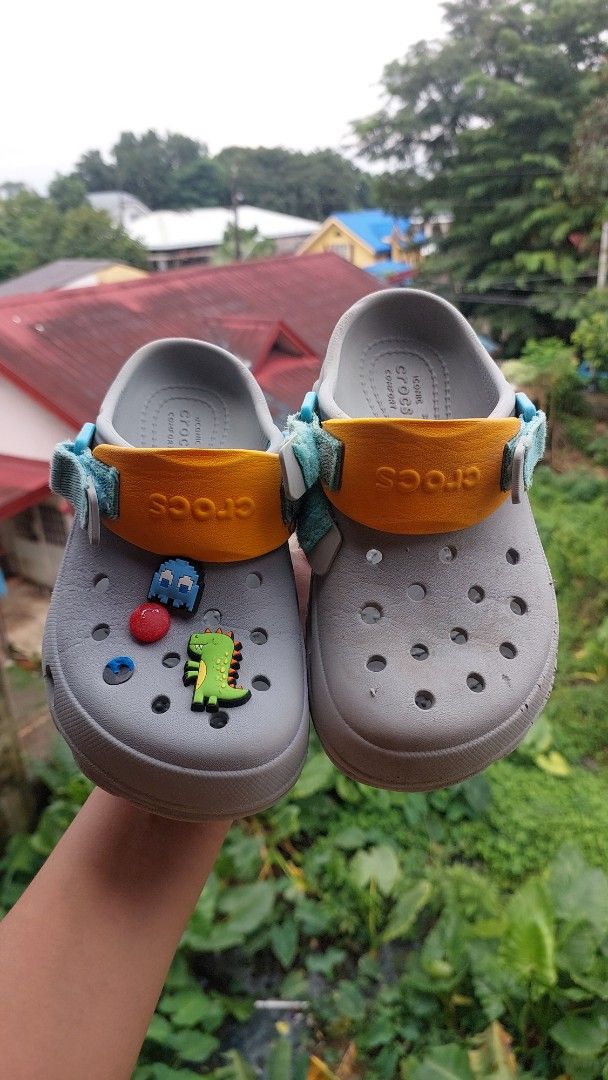 J1 @ 20 cm Original preloved crocs (Category: Babies & Kids Fashion) located in Quezon City. Submitted by kimlynandaya (Listing ID 1460977209, Image 1). Description: original preloved crocs for kids .