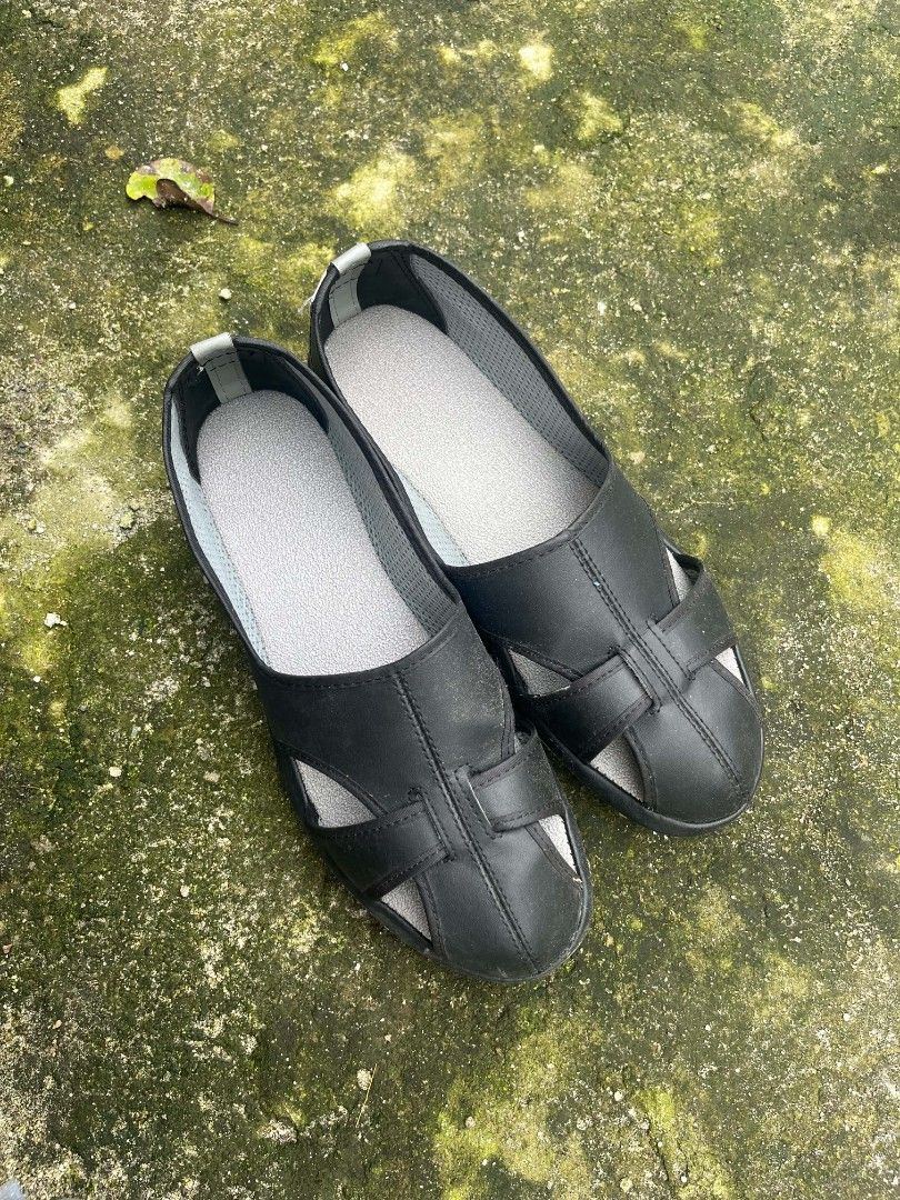JAPAN MIDORI SHOES (Category: Casual Shoes) located in Floridablanca. Submitted by 7.loots (Listing ID 1461001434, Image 3). Description: JAPAN MIDORI SIZE 9.5US 27.5CM 43UK GOOD CONDITION MINIMAL DRAGS NEGOTIABLE GCASH PAYMENT PLUS SHIPPING FEE.