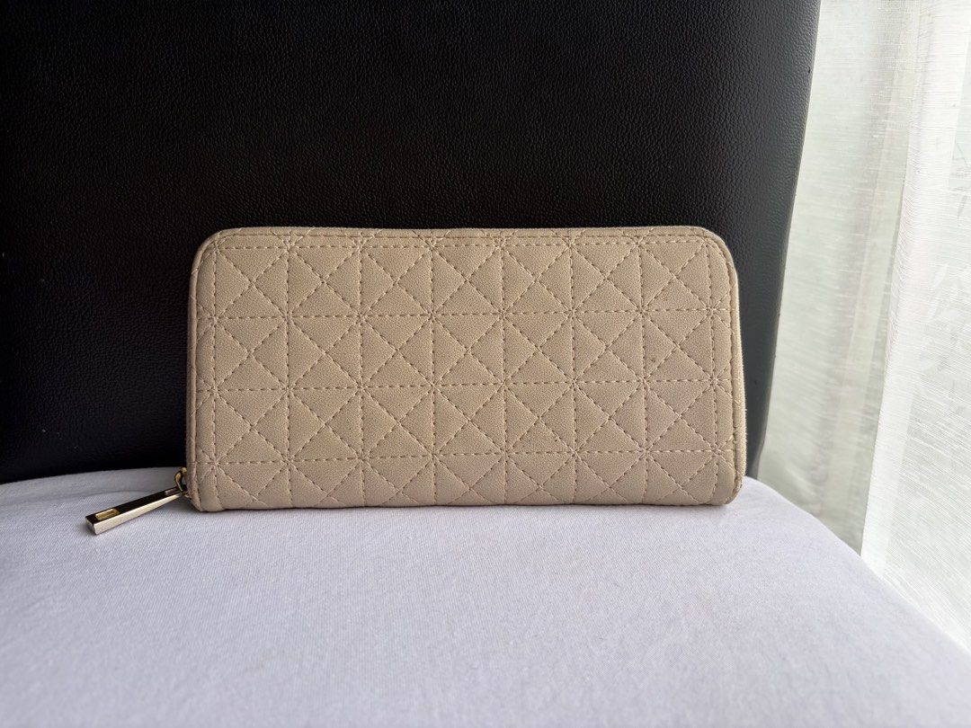 Japan Soft Leather Quilted Long Wallet (Category: Wallets & Card holders) located in Quezon City. Submitted by WasalakTwo (Listing ID 1460946555, Image 1). Description: Bought in Japan High quality Goodcondition Still presentable Open for delivery nationwide.
