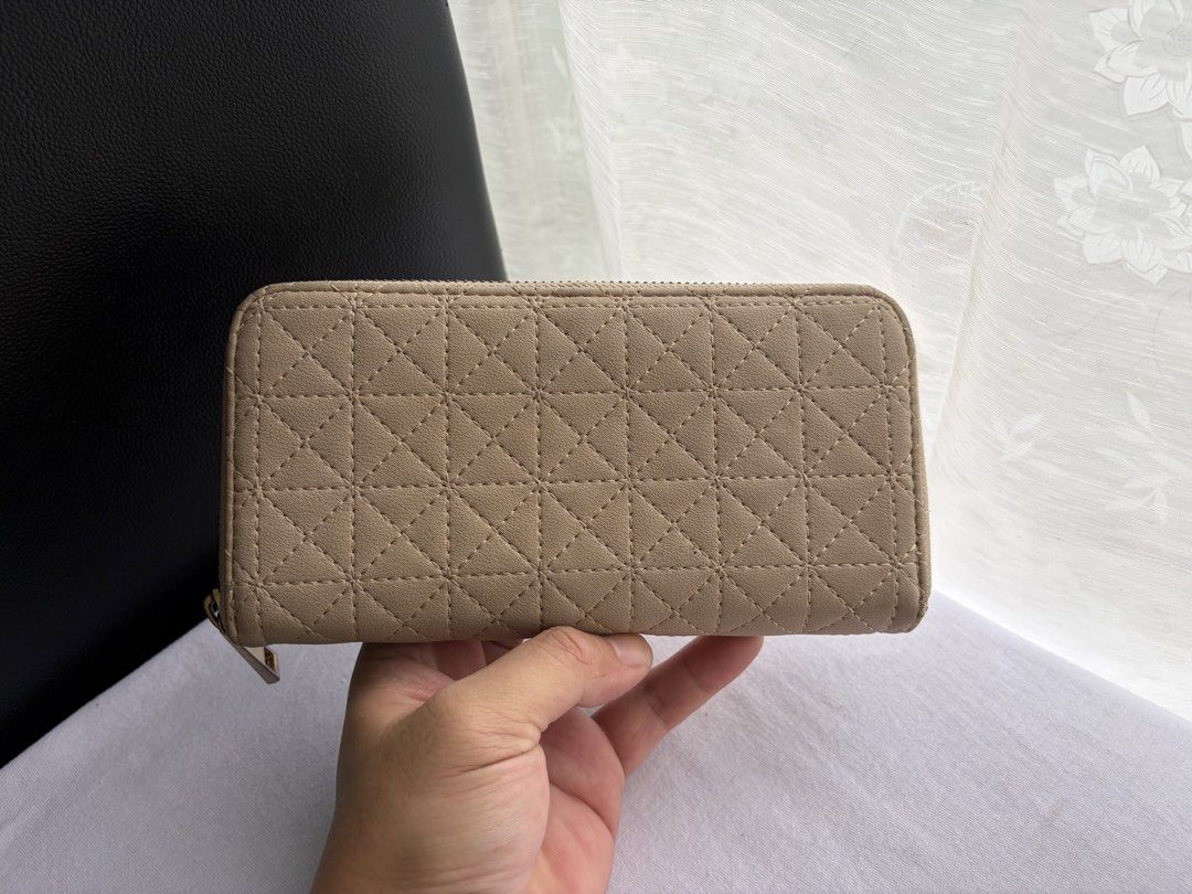 Japan Soft Leather Quilted Long Wallet (Category: Wallets & Card holders) located in Quezon City. Submitted by WasalakTwo (Listing ID 1460946555, Image 2). Description: Bought in Japan High quality Goodcondition Still presentable Open for delivery nationwide.