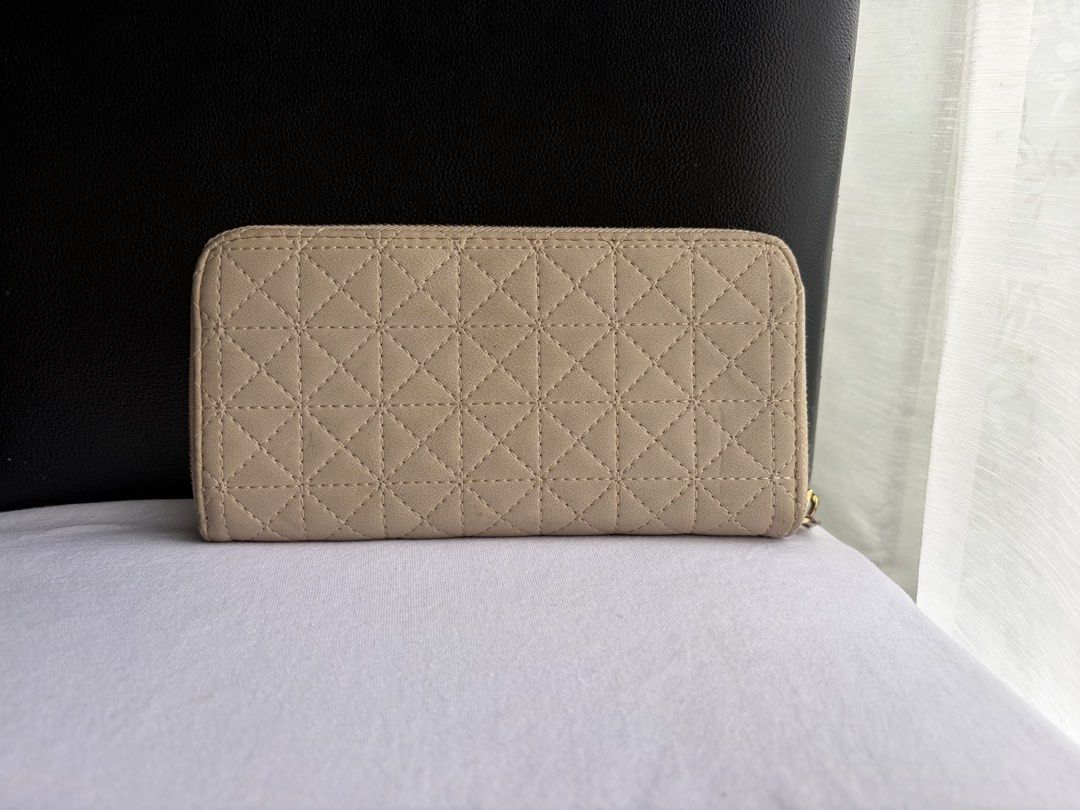 Japan Soft Leather Quilted Long Wallet (Category: Wallets & Card holders) located in Quezon City. Submitted by WasalakTwo (Listing ID 1460946555, Image 3). Description: Bought in Japan High quality Goodcondition Still presentable Open for delivery nationwide.