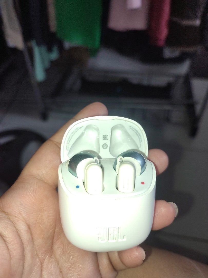 JBL TUNE 220TWS (Category: Earphones) located in Manila. Submitted by minavalena24 (Listing ID 1460961018, Image 2). Description: .