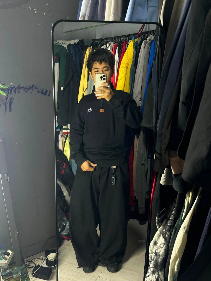 jeep black quarter zip (Category: Hoodies) located in Manila. Submitted by nb_thriftshop (Listing ID 1461074304, Image 3). Description: j33p q zip 27 length 23 width medium to large no issue need wash .
