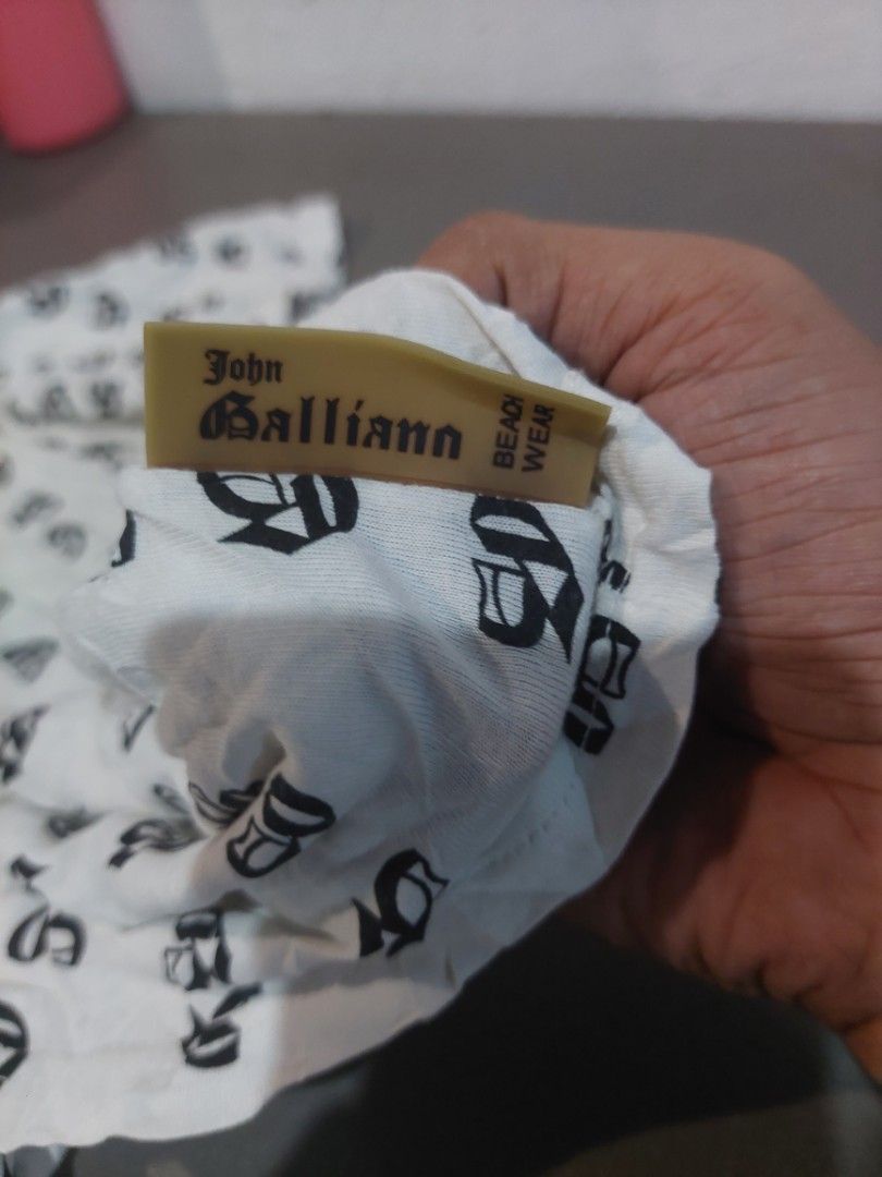 John Galliano Tee (Category: Tshirts & Polo Shirts ) located in Ilog. Submitted by mikesthrift_ (Listing ID 1461021280, Image 2). Description: John Galliano Tee small-medium fittings price : 350+sf.