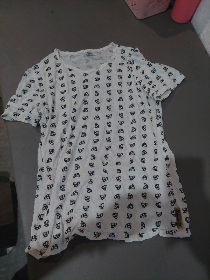 John Galliano Tee (Category: Tshirts & Polo Shirts ) located in Ilog. Submitted by mikesthrift_ (Listing ID 1461021280, Image 1). Description: John Galliano Tee small-medium fittings price : 350+sf.