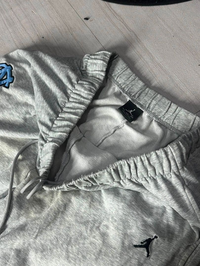 JOrDAn gray sweatshort (Category: Shorts) located in Manila. Submitted by nb_thriftshop (Listing ID 1461077516, Image 3). Description: j0rdan gray short waist 30 to 40 has lace and garter length 23 leg hole 11 need wash .