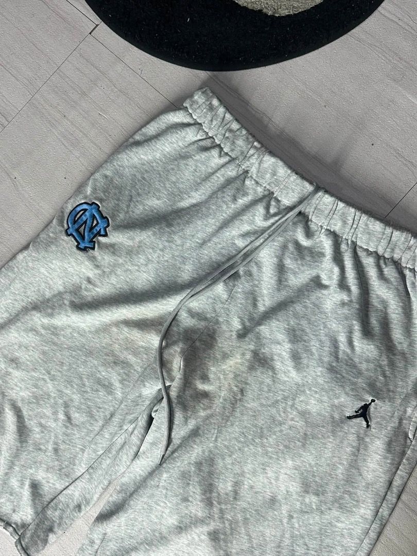 JOrDAn gray sweatshort (Category: Shorts) located in Manila. Submitted by nb_thriftshop (Listing ID 1461077516, Image 2). Description: j0rdan gray short waist 30 to 40 has lace and garter length 23 leg hole 11 need wash .