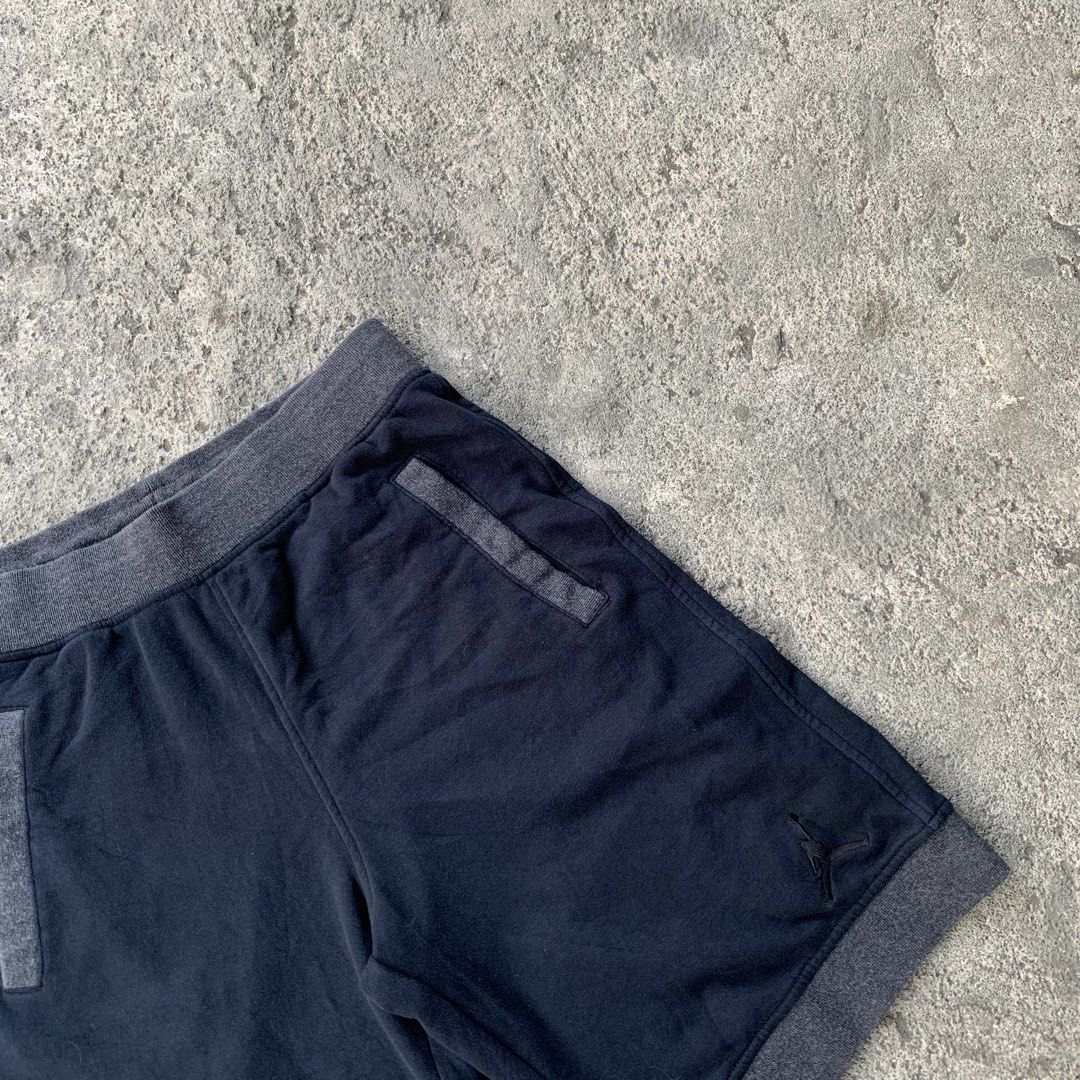 Jordan Jumpman Shorts Navy Blue (Category: Shorts) located in Polangui. Submitted by b0ssl00ts (Listing ID 1460931943, Image 2). Description: - Navy blue Jordan shorts - Grey trim detail - Elastic waistband with drawstring - Two side pockets - One back pocket - Small Jumpman logo on left leg - Comfortable for lounging and workouts - Ideal for Jordan enthusiasts.