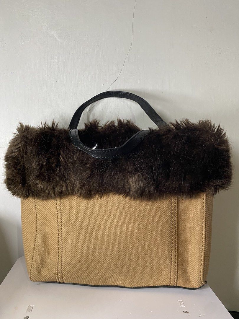 Kate Spade (Category: Luxury Bags & Wallets) located in Manila. Submitted by young.nkthrift (Listing ID 1461042210, Image 3). Description: 🎀This charming Kate Spade New York duffle-style tote features playful toggle button closures and a cozy faux-fur collar. 🤍Negotiable .