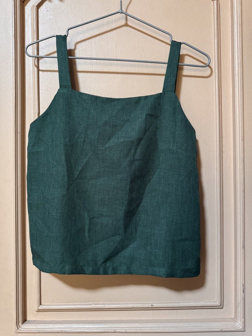 La Coco Babe Green Square Neck Cami Top (Category: Sleeveless) located in Marikina City. Submitted by 1stuffshop (Listing ID 1460976572, Image 2). Description: - Brand: La Coco Babe - Color: Green - Style: Cami Top - Neckline: Square - Straps: Thick - Closure: Side zipper - Occasion: Versatile for casual or dressed-up outfits I think mas ok sa xs body frame. Small ako but masikip sa bandang underarm ko.