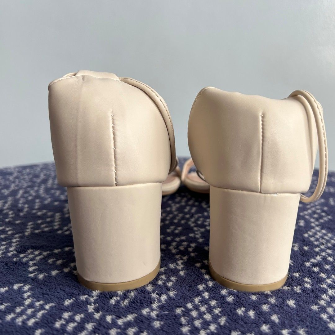 Lace Up Sandals Heels (Category: Sandals) located in Quezon City. Submitted by rosepam (Listing ID 1461060301, Image 3). Description: Lace Up Sandals Block heels 2" Color apricot Size 39 FIX PRICE New, not used with box (dirty/damaged box) seems like an old stock Bought online rfs: wrong size.