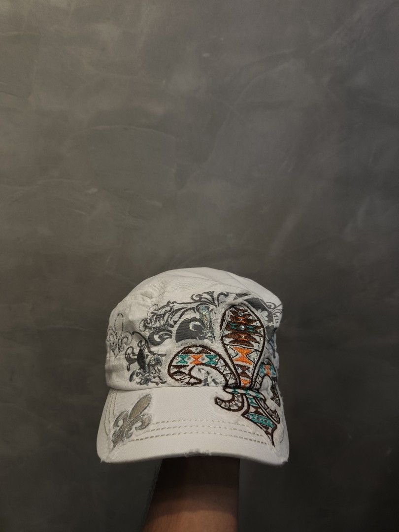 Leader LOGG White Cap with Fleur de Lis Embroidery (Category: Caps & Hats) located in Talisay. Submitted by rubiobryle20102 (Listing ID 1460990427, Image 2). Description: - Stylish white cap featuring a cool fleur de lis embroidery. - Unique grey patterned details add a touch of flair. - Adjustable strap with a durable metal buckle for a perfect fit. - Crafted from comfortable cotton material. - Proudly made in Vietnam. 580 Free shipping📥 .