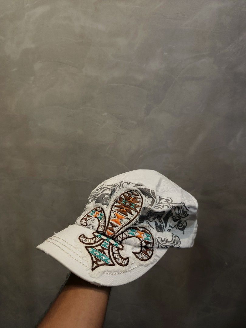 Leader LOGG White Cap with Fleur de Lis Embroidery (Category: Caps & Hats) located in Talisay. Submitted by rubiobryle20102 (Listing ID 1460990427, Image 1). Description: - Stylish white cap featuring a cool fleur de lis embroidery. - Unique grey patterned details add a touch of flair. - Adjustable strap with a durable metal buckle for a perfect fit. - Crafted from comfortable cotton material. - Proudly made in Vietnam. 580 Free shipping📥 .