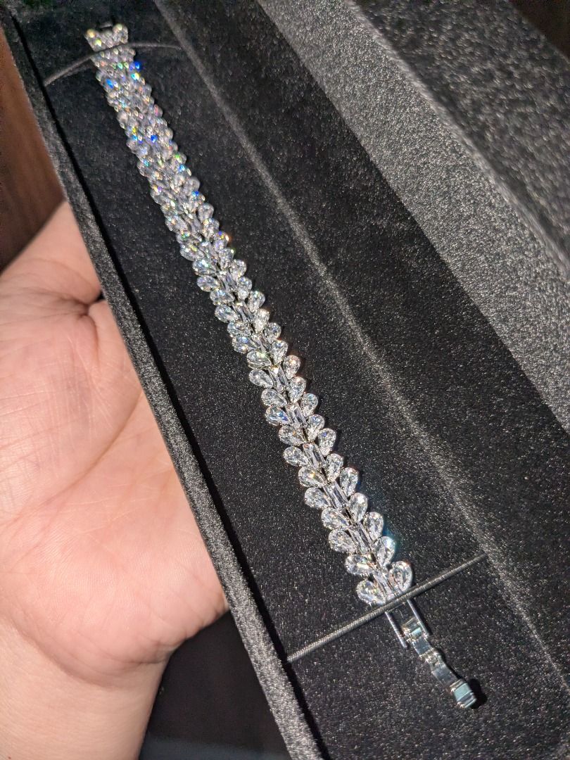 Leaf CZ White Rhinestone Bracelet (Category: Bracelets) located in Quezon City. Submitted by nnncorner (Listing ID 1461067994, Image 3). Description: Leaf CZ Bracelet Perfect for event used Fits 17-19 cm wrist New with box Hypoallergenic Non tarnished Super pretty and nice in person 980.