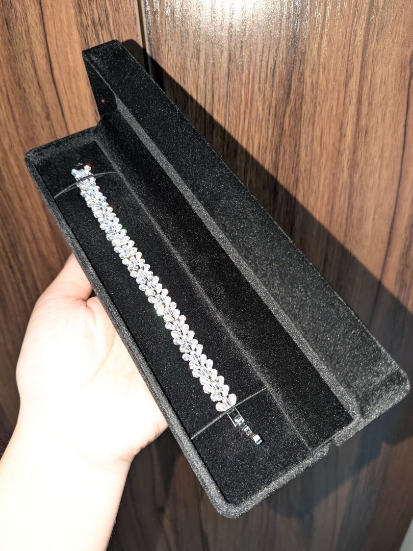 Leaf CZ White Rhinestone Bracelet (Category: Bracelets) located in Quezon City. Submitted by nnncorner (Listing ID 1461067994, Image 2). Description: Leaf CZ Bracelet Perfect for event used Fits 17-19 cm wrist New with box Hypoallergenic Non tarnished Super pretty and nice in person 980.